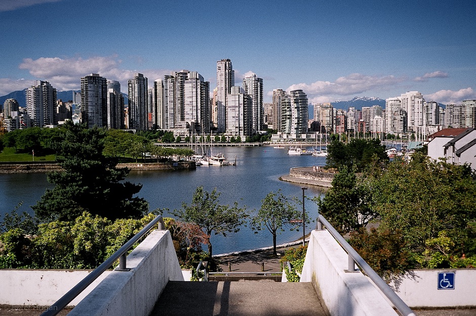 Vancouver is a vibrant and dynamic city where cleanliness is essential for maintaining a healthy and pleasant environment. If you're looking for Cleaning Services in Vancouver that meet your specific needs, this guide is for you. Here, we'll explore the best options for customized, eco-friendly, and professional cleaning for residences and businesses. The growing demand for sustainable and efficient cleaning solutions has made companies like Regular Home Maintenance Services in Vancouver a trusted choice for many households and commercial spaces in the city.